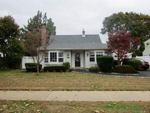 Photo of 25 Pinetree Lane, Levittown, NY 11756 (MLS # 928488)