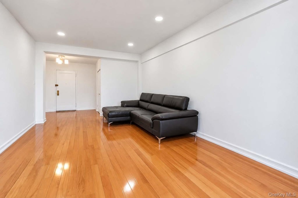 Photo of 140-08 28th Road #5F, Flushing, NY 11354 (MLS # 1059010)