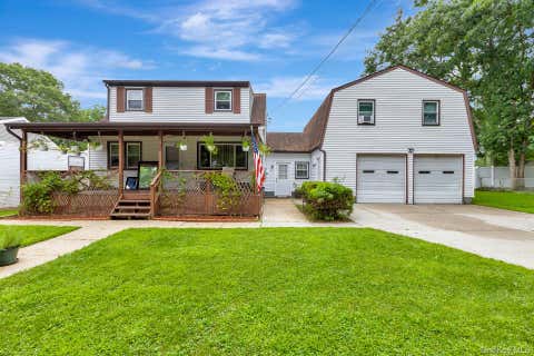 Homes For Sale - 46 Pentmoor Drive<br/> Mastic, NY 11950