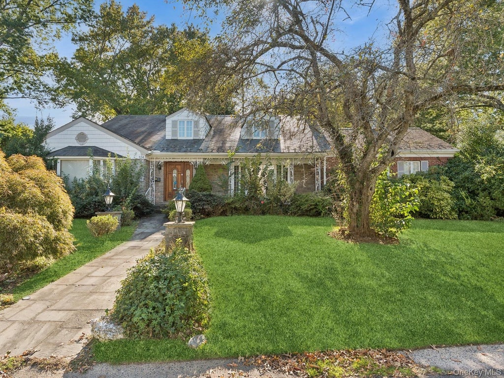 Photo of 124 Whistler Road, Manhasset, NY 11030 (MLS # 1063096)