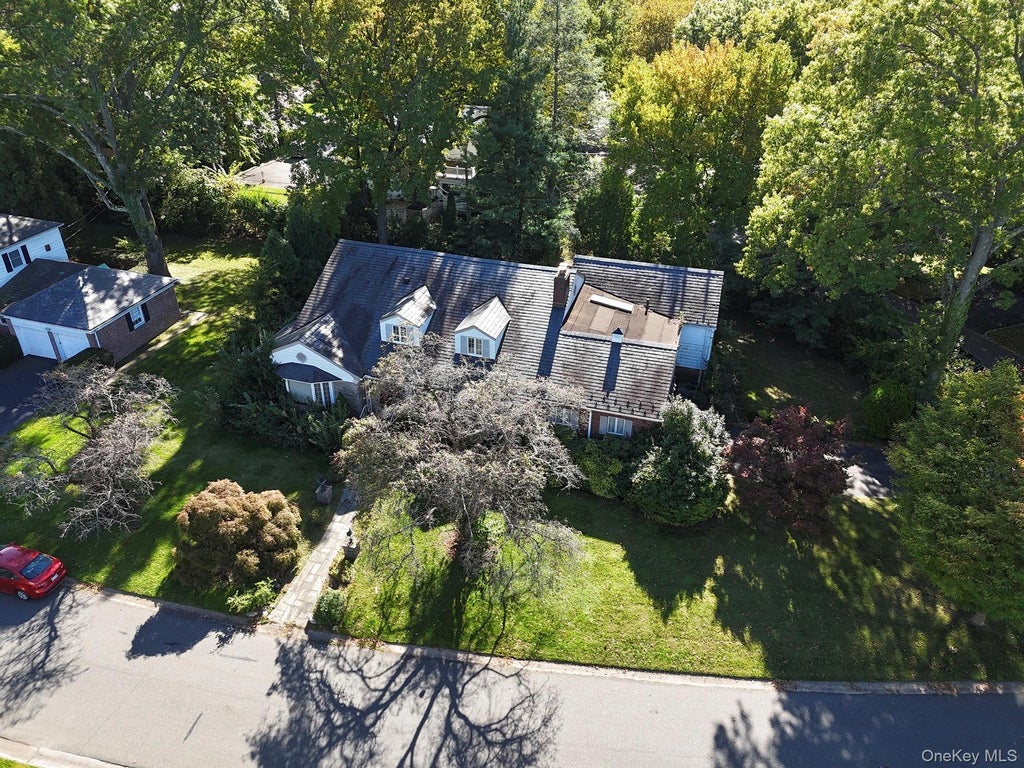 Photo of 124 Whistler Road, Manhasset, NY 11030 (MLS # 1063096)