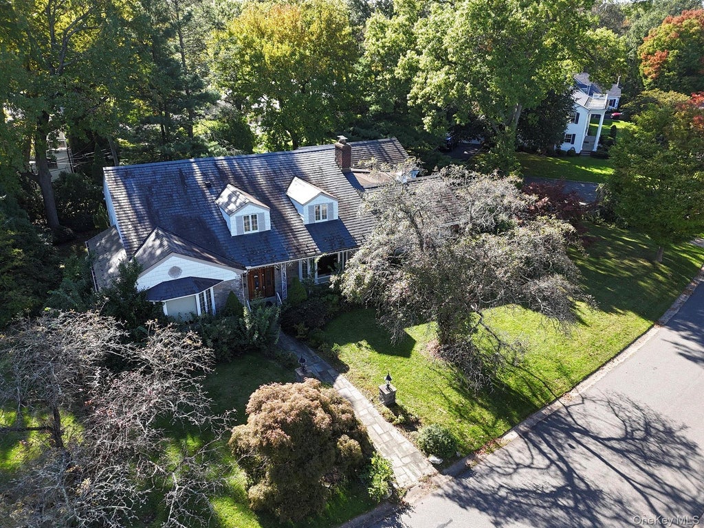 Photo of 124 Whistler Road, Manhasset, NY 11030 (MLS # 1063096)