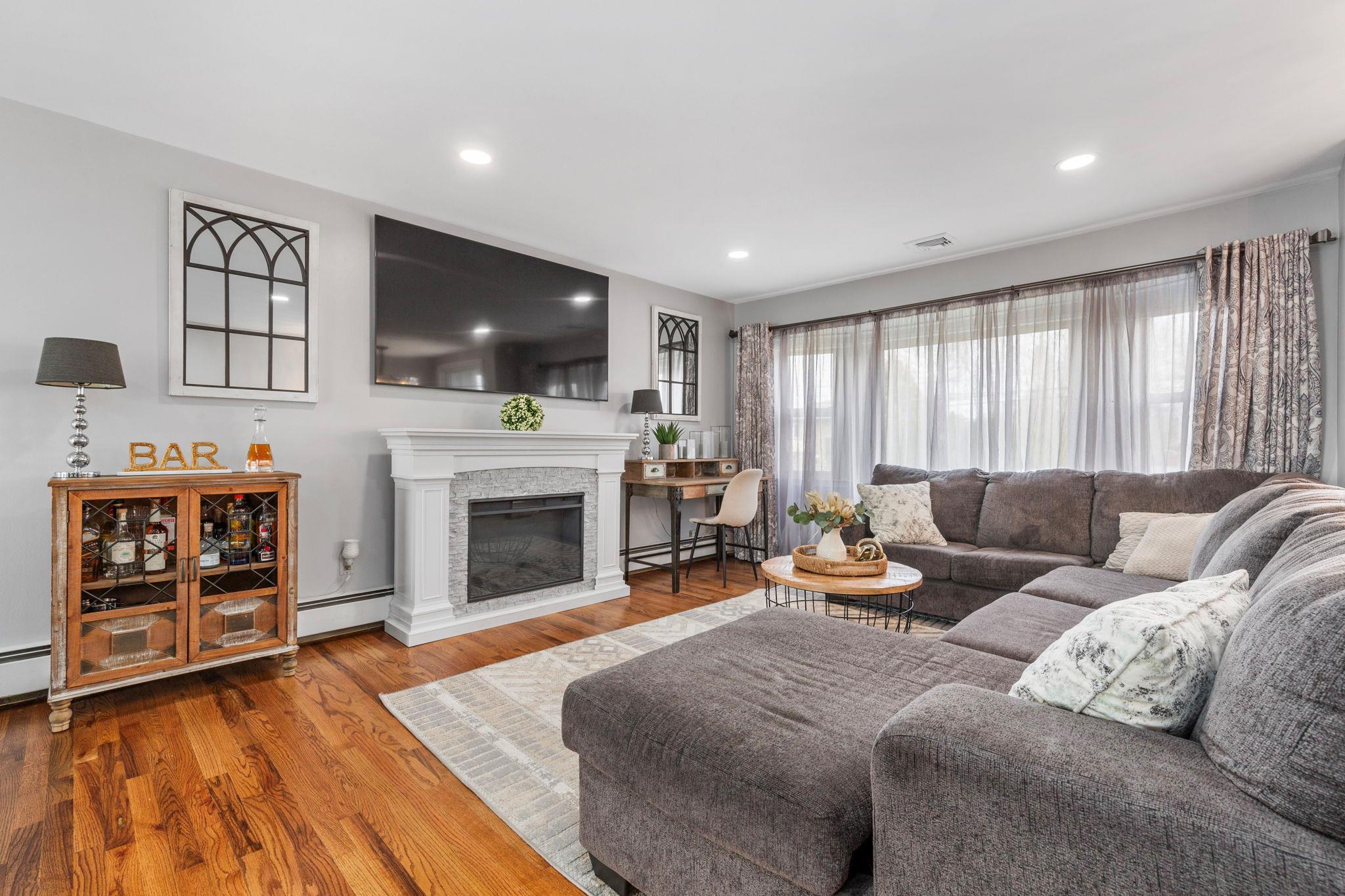 682 Carlls Path, Deer Park, New York image 6