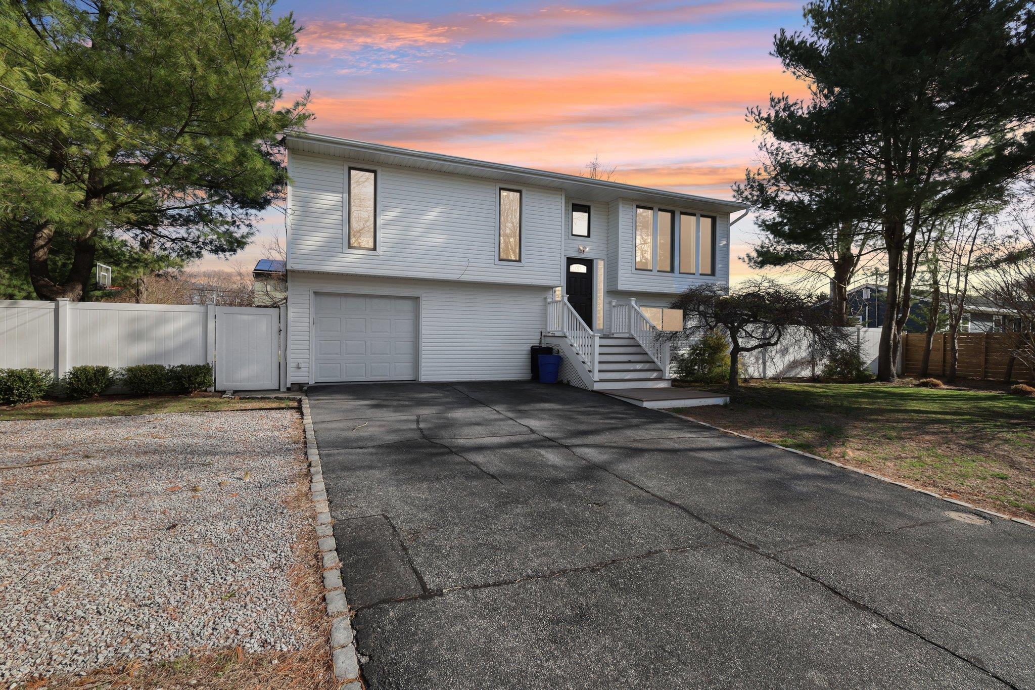 Dehan Street, Smithtown, Hamptons, NY - 5 Bedrooms  
3 Bathrooms - 