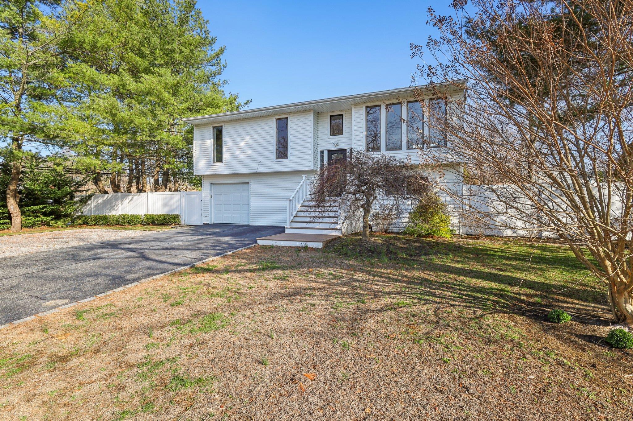11 Dehan Street, Smithtown, New York image 4