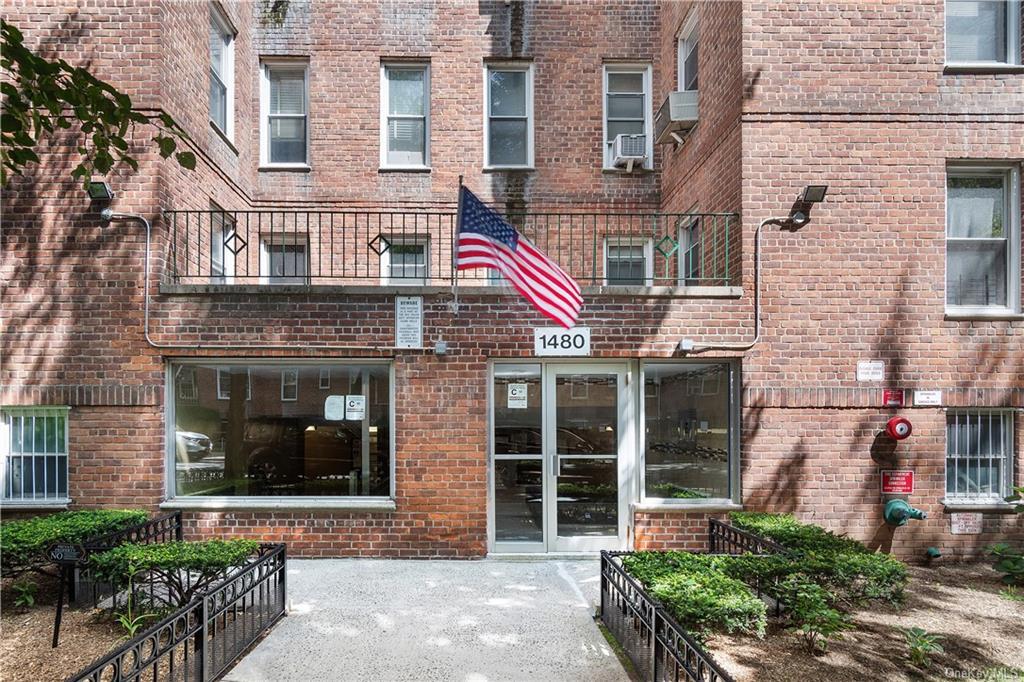 Property for Sale at Thieriot Ave Ave 6O, Bronx, New York - Bedrooms: 2 
Bathrooms: 1 
Rooms: 5  - $175,000
