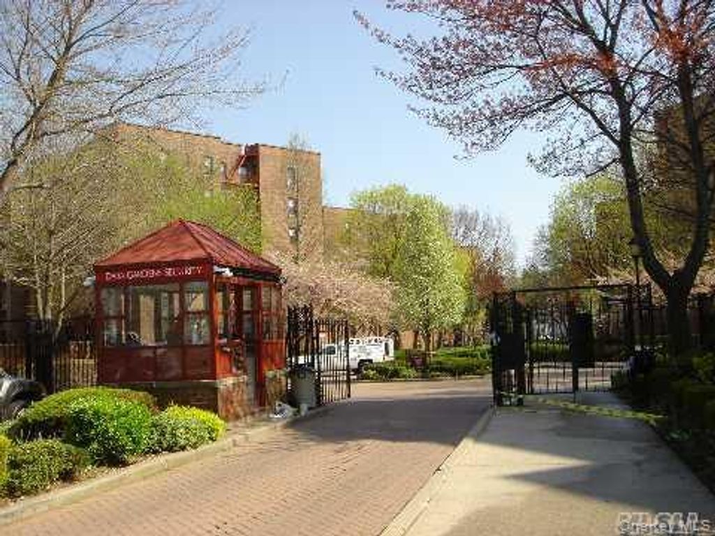 Photo of 150-29 72 Road #6, Flushing, NY 11367 (MLS # 1000889)