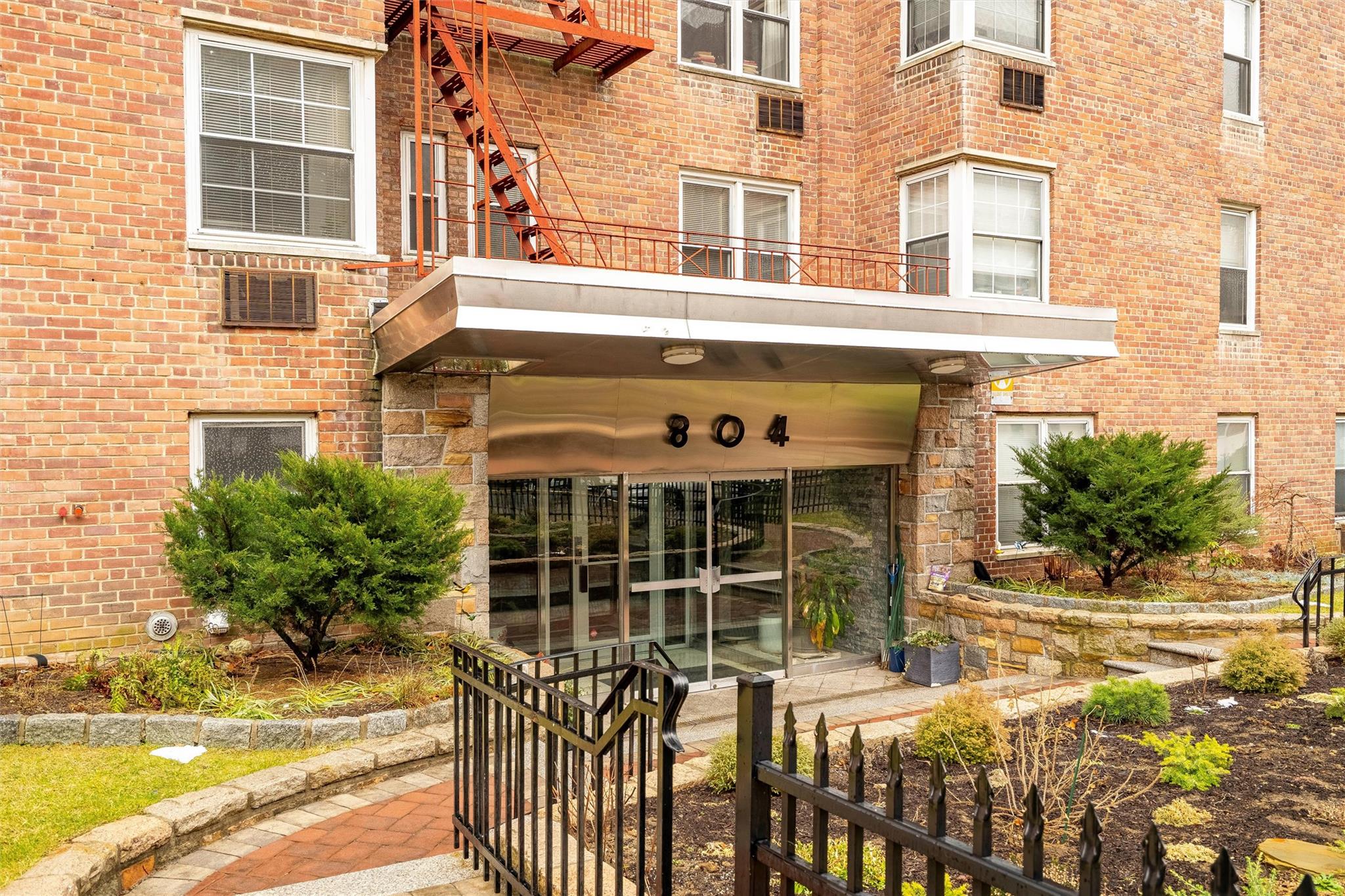 Rental Property at Bronx River Road 5A, Bronxville, New York - Bedrooms: 1 
Bathrooms: 1  - $2,100 MO.