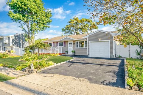Photo of 112 Cleveland Street, Bay Shore, NY 11706 (MLS # 929537) Photo of 112 Cleveland Street, Bay Shore, NY 11706 (MLS # 929537)