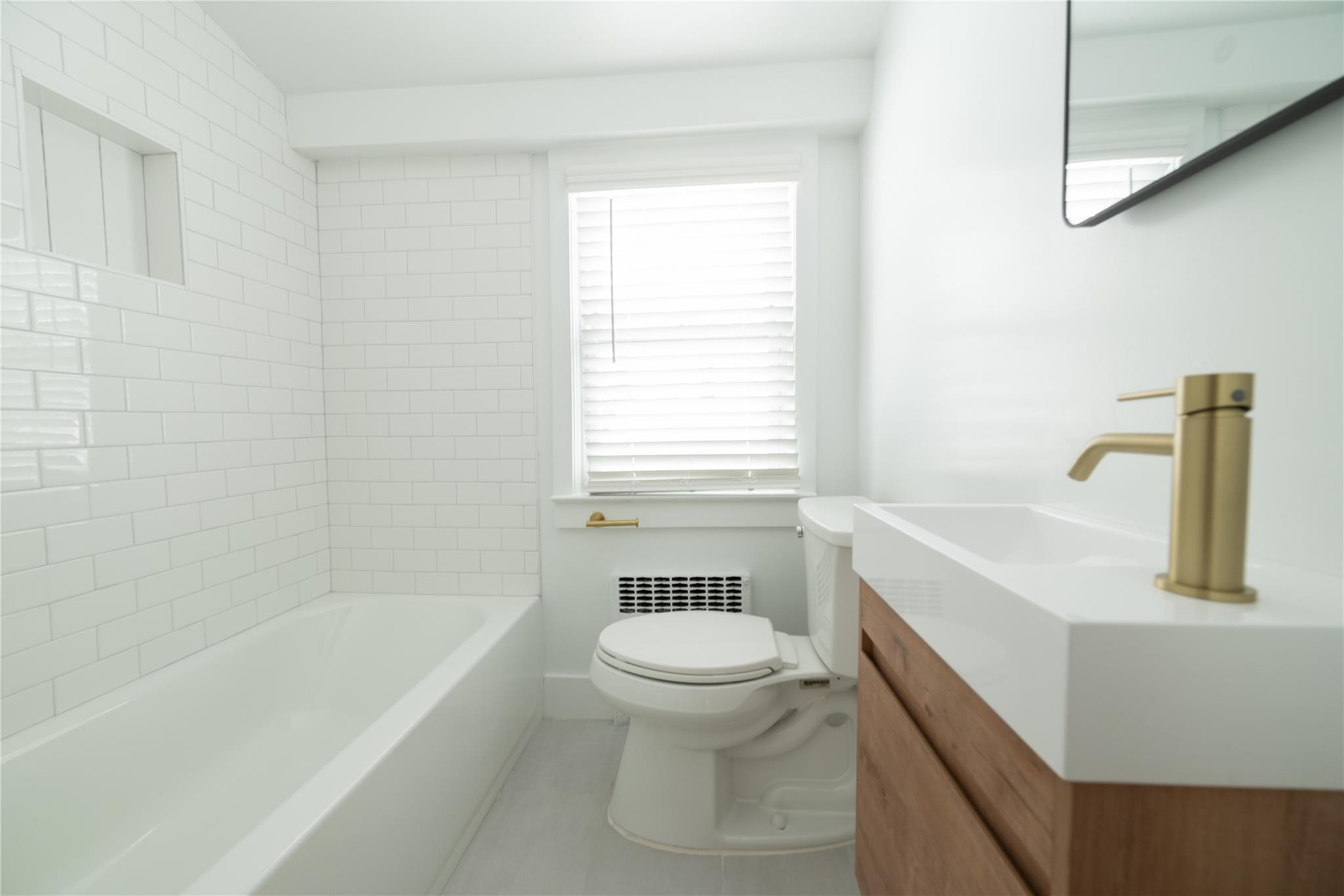 East Rockaway, New York 11518, United States, 2 Bedrooms Bedrooms, ,1 BathroomBathrooms,Residential,Active,21487