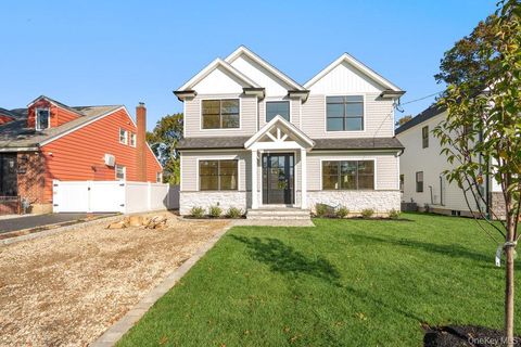 Photo of 47 Netz Place, Albertson, NY 11507 (MLS # 929882) Photo of 47 Netz Place, Albertson, NY 11507 (MLS # 929882)