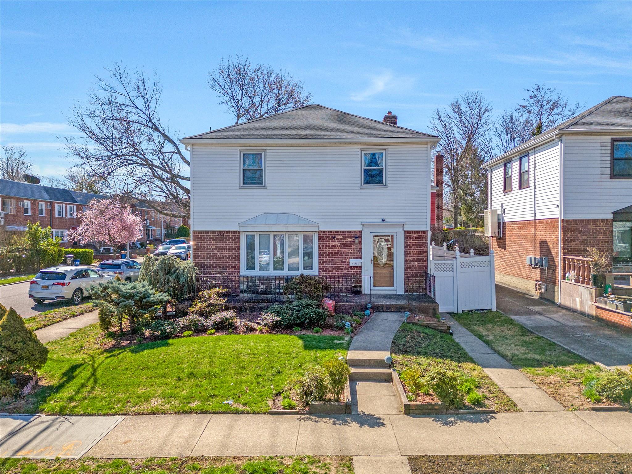 Rental Property at 53rd Ave Ave, Bayside, Queens, NY - Bedrooms: 3 
Bathrooms: 4 
Rooms: 14  - $4,800 MO.