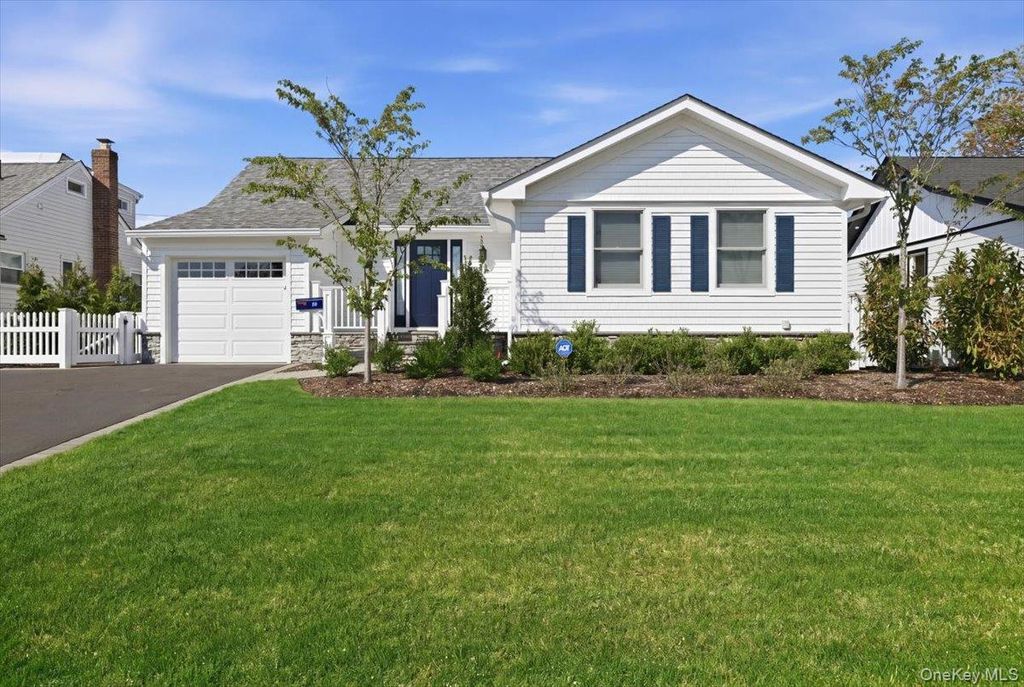 Photo of 26 Clearland Avenue, Carle Place, NY 11514 (MLS # 988443)