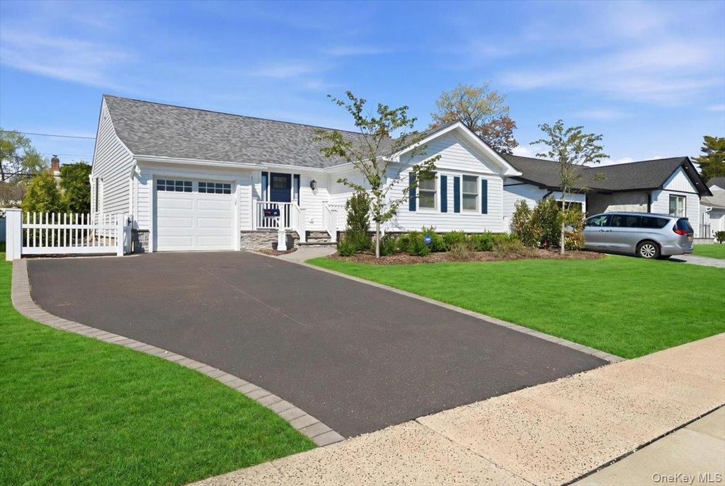 Photo of 26 Clearland Avenue, Carle Place, NY 11514 (MLS # 988443)