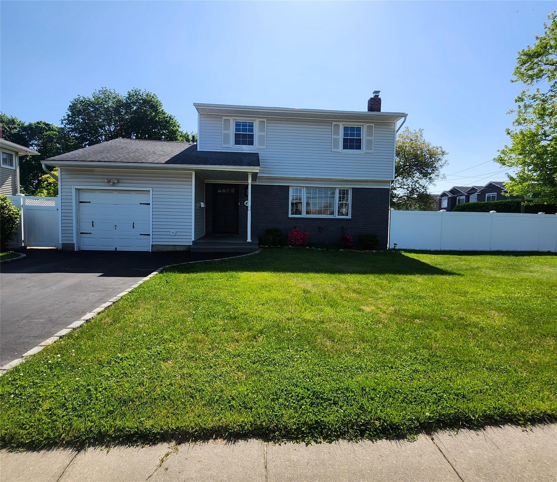 47 Barnum Avenue, Plainview, New York image 1