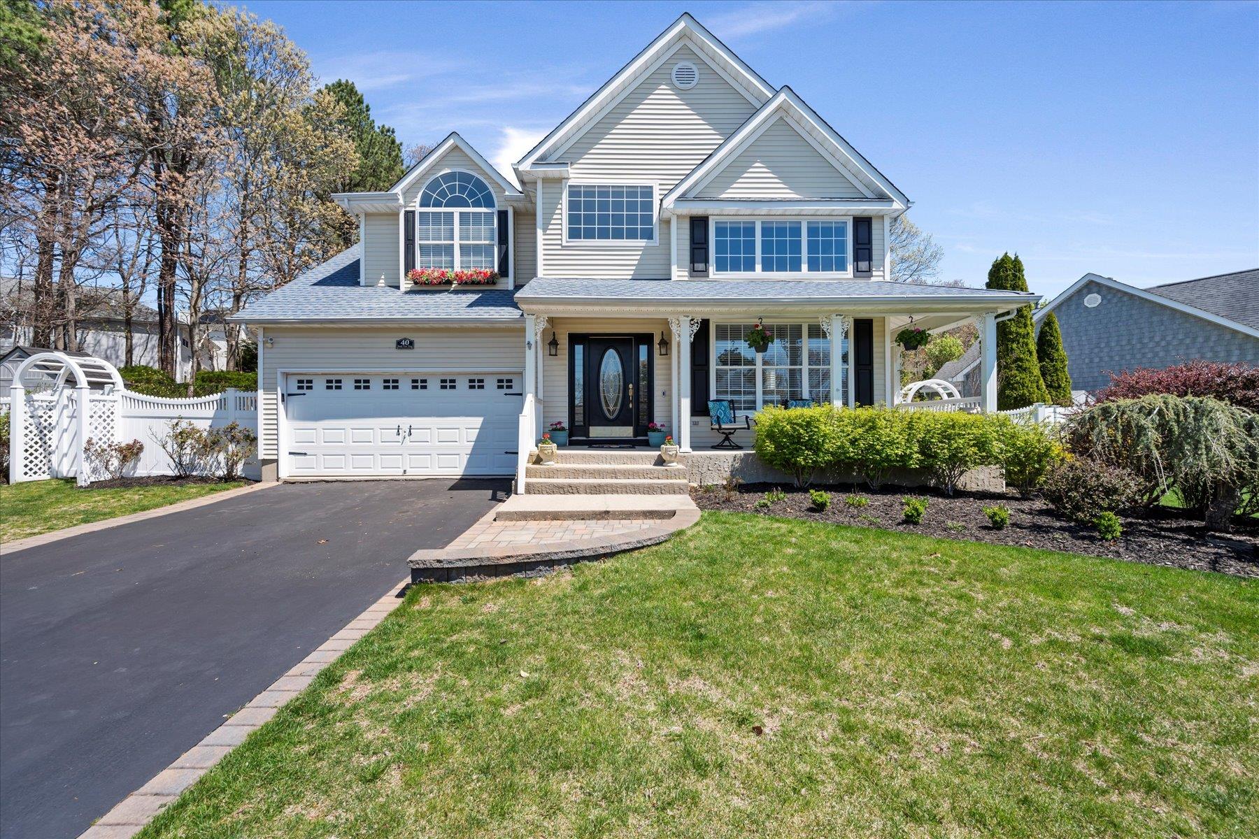 Shadyview Crossing, Manorville, Hamptons, NY - 4 Bedrooms  
3 Bathrooms - 