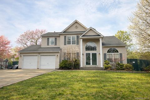 Homes For Sale - 1 Daylilly Court<br/> Middle Island, NY 11953