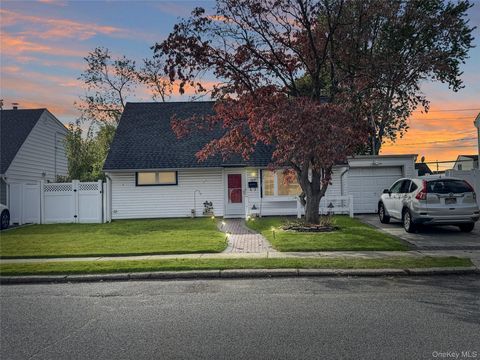 Photo of 323 Martin Place, Bethpage, NY 11714 (MLS # 926071)