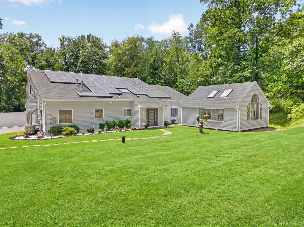 Photo of 194 S Mountain Road, New City, NY 10956 (MLS # 1011208)