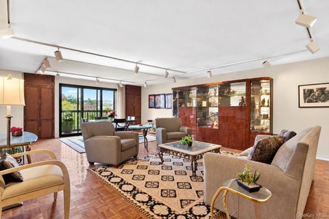Condo For Sale - 12 Bond Street #4D<br/> Great Neck, NY 11021