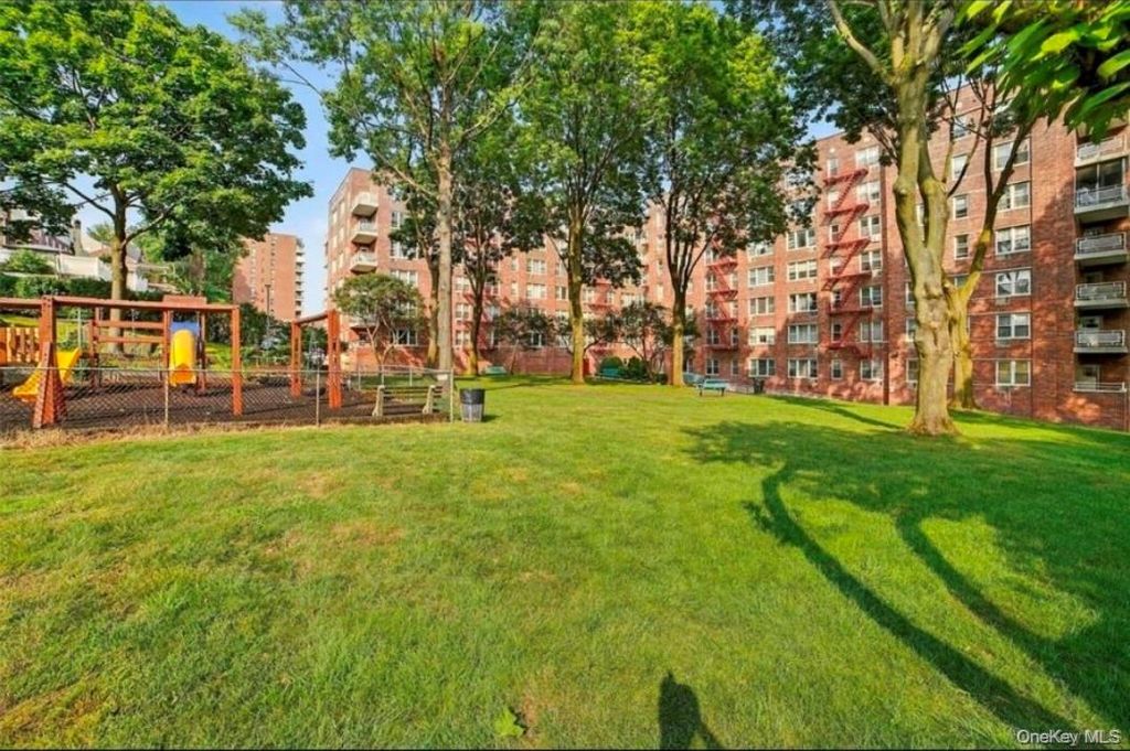 Photo of 333 Bronx Rive Road #707 Rd, Yonkers, NY 10704 (MLS # 966323)