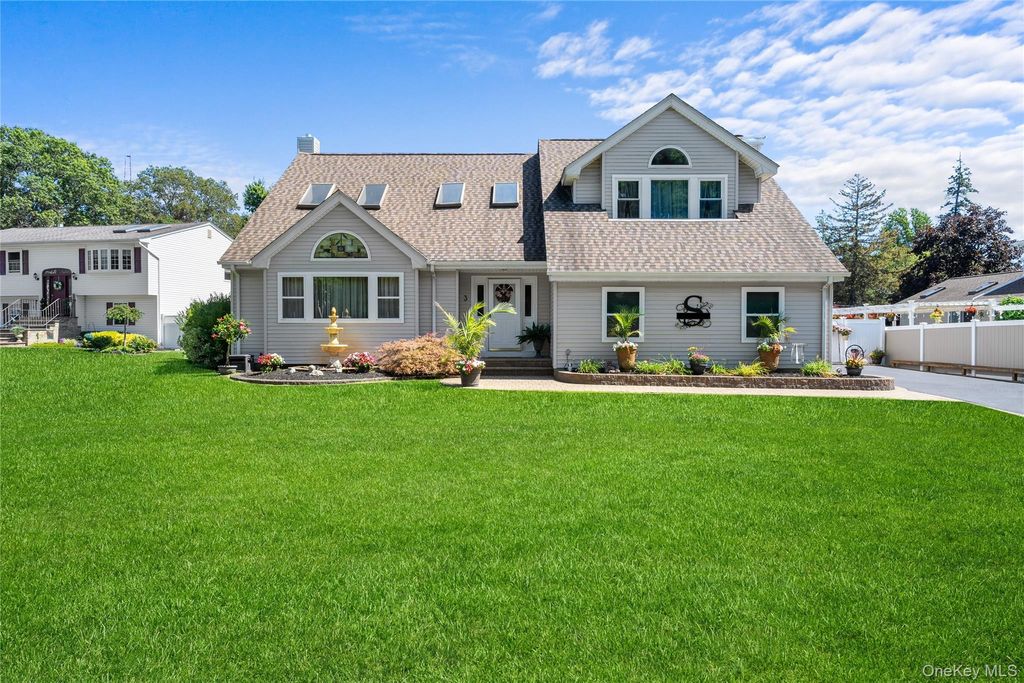 Photo of 3 Crystal Brook Court, Islip, NY 11751 (MLS # 955958)