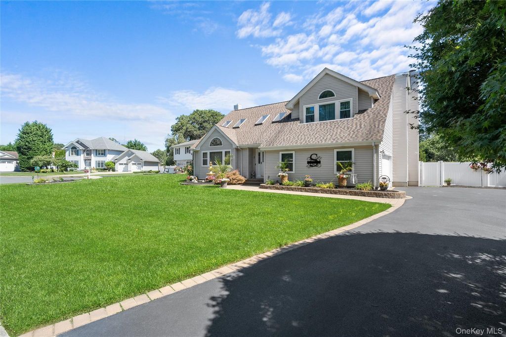 Photo of 3 Crystal Brook Court, Islip, NY 11751 (MLS # 955958)