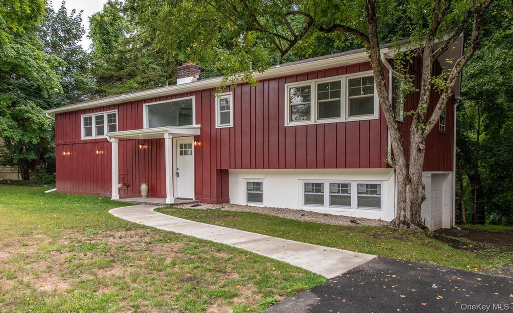 Photo of 33 Horizon Hill Drive, Poughkeepsie, NY 12603 (MLS # 1047372)