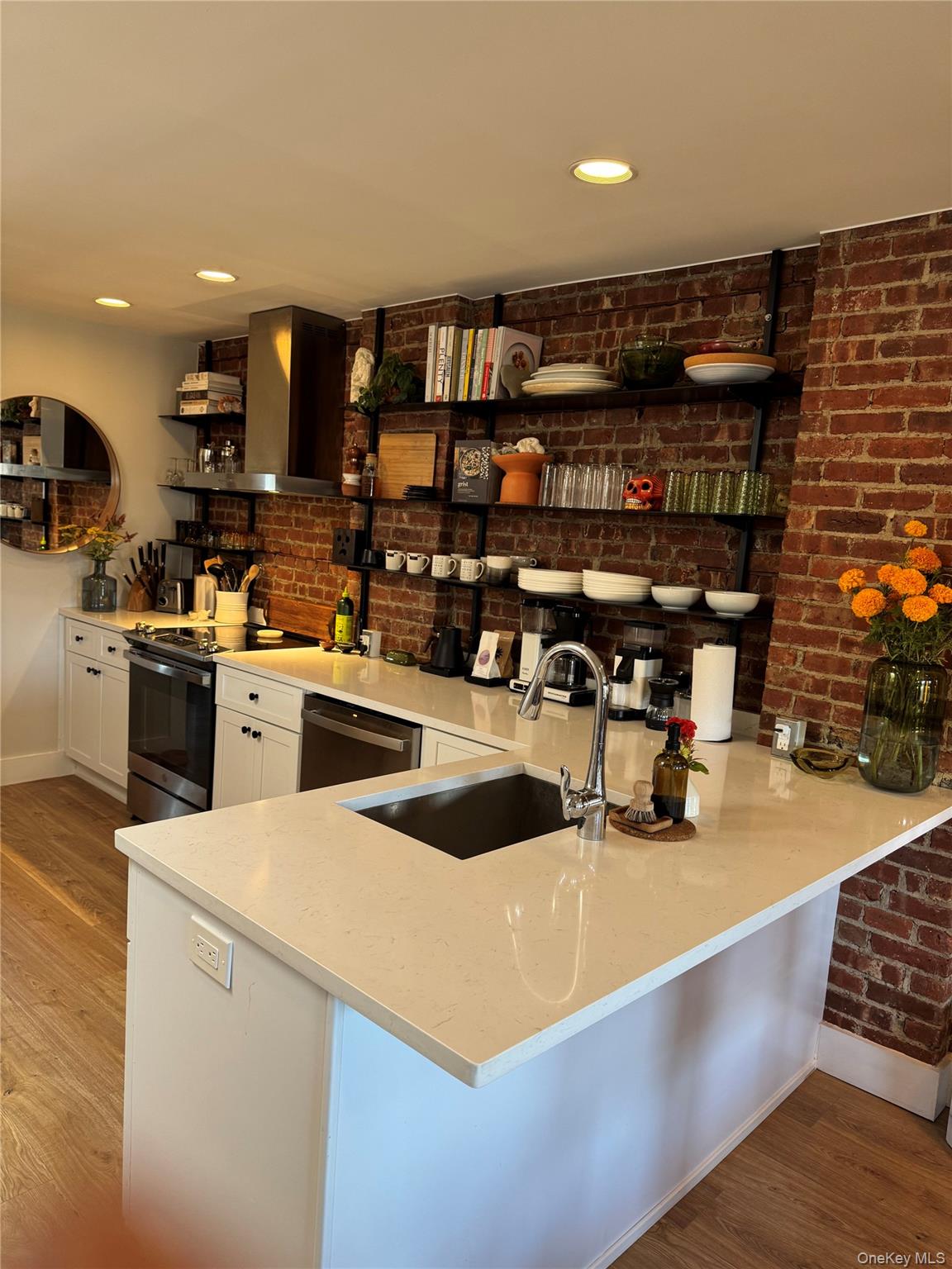 Beacon, New York 12508, United States, 1 Bedroom Bedrooms, ,2 BathroomsBathrooms,Residential,Active,215646