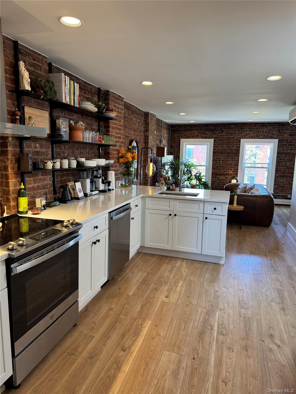 Beacon, New York 12508, United States, 1 Bedroom Bedrooms, ,2 BathroomsBathrooms,Residential,Active,215646