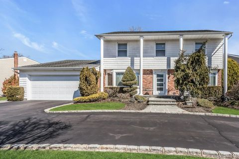 Homes For Sale - 5 Jan Lane<br/> Woodbury, NY 11797