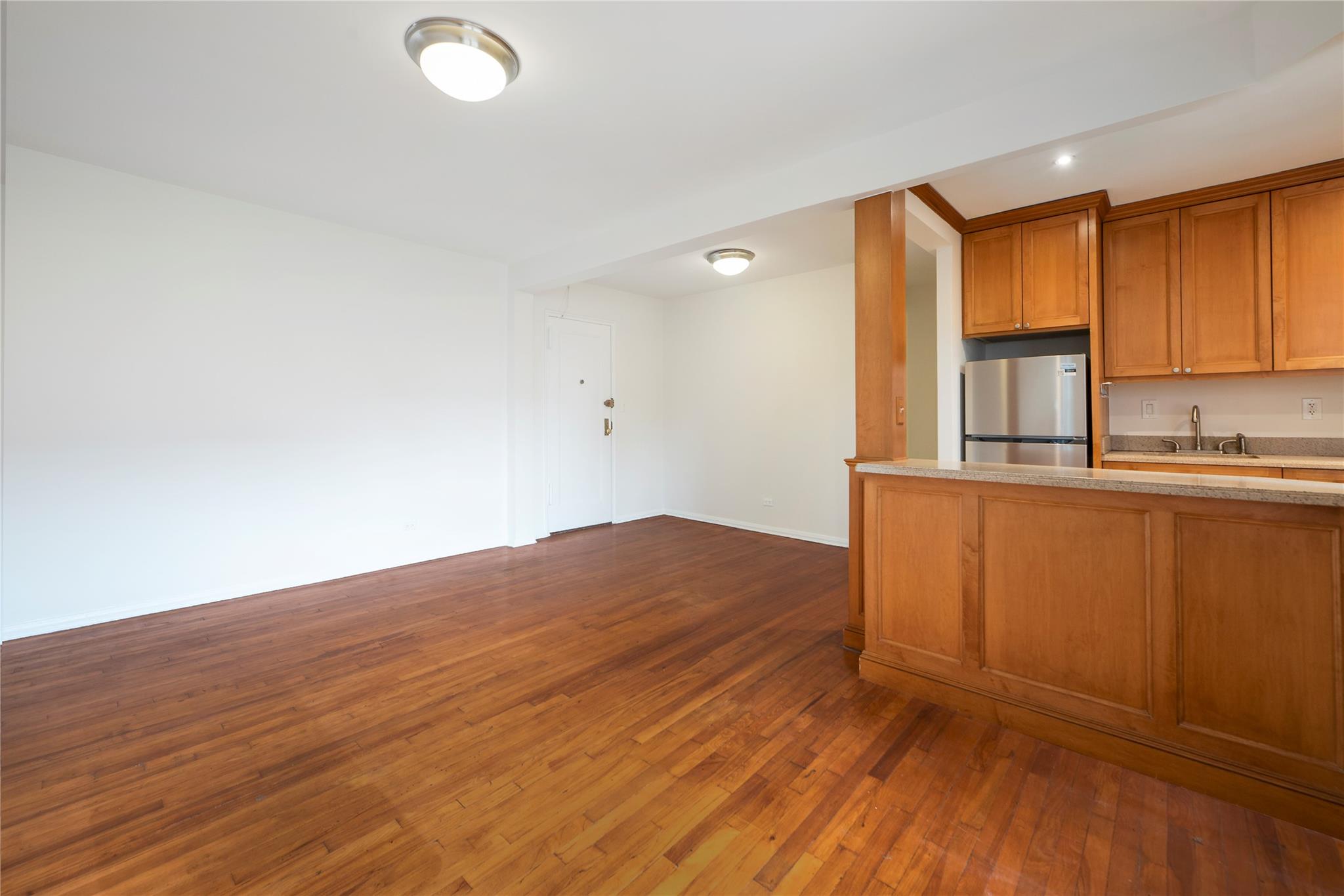 35th Avenue 4C, Jackson Heights, Queens, NY - 1 Bedrooms  
1 Bathrooms  
3 Rooms - 