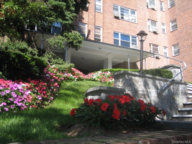 Scarsdale, New York 10583, United States, 2 Bedrooms Bedrooms, ,2 BathroomsBathrooms,Residential,Active,228089