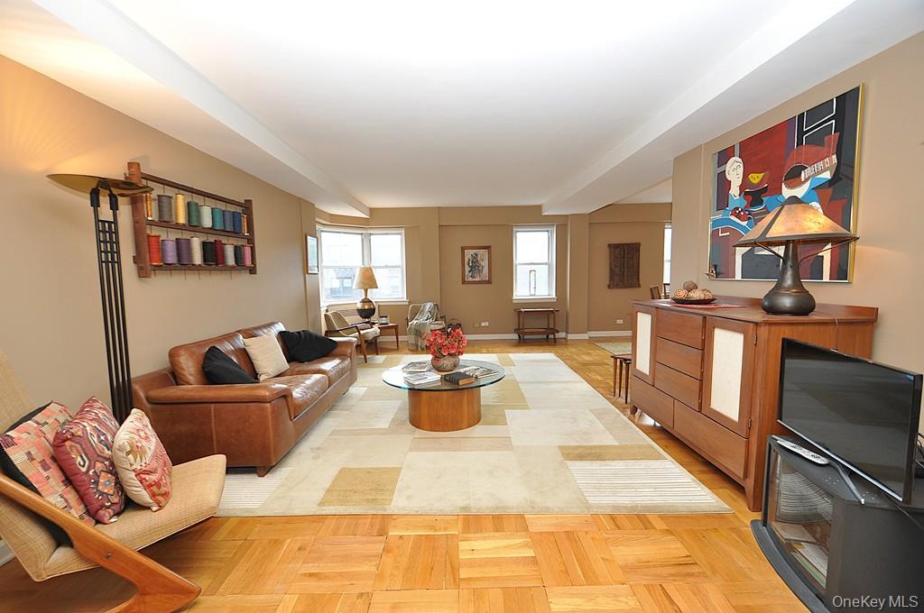 Scarsdale, New York 10583, United States, 2 Bedrooms Bedrooms, ,2 BathroomsBathrooms,Residential,Active,228089