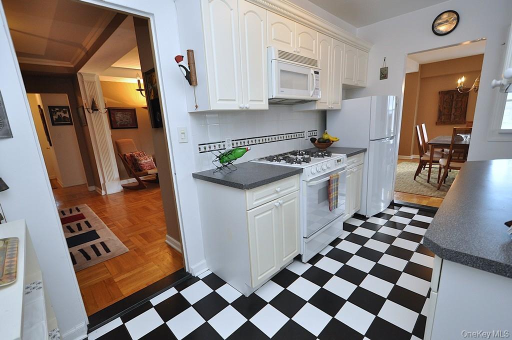 Scarsdale, New York 10583, United States, 2 Bedrooms Bedrooms, ,2 BathroomsBathrooms,Residential,Active,228089