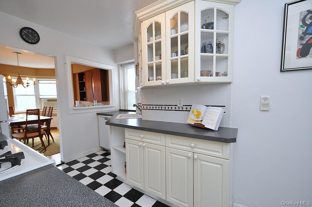 Scarsdale, New York 10583, United States, 2 Bedrooms Bedrooms, ,2 BathroomsBathrooms,Residential,Active,228089