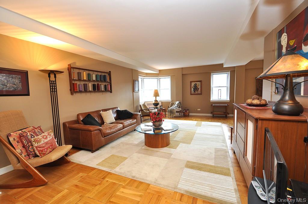 Scarsdale, New York 10583, United States, 2 Bedrooms Bedrooms, ,2 BathroomsBathrooms,Residential,Active,228089