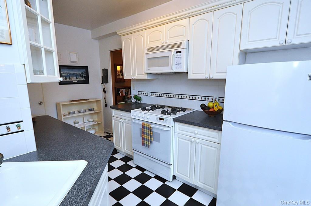 Scarsdale, New York 10583, United States, 2 Bedrooms Bedrooms, ,2 BathroomsBathrooms,Residential,Active,228089