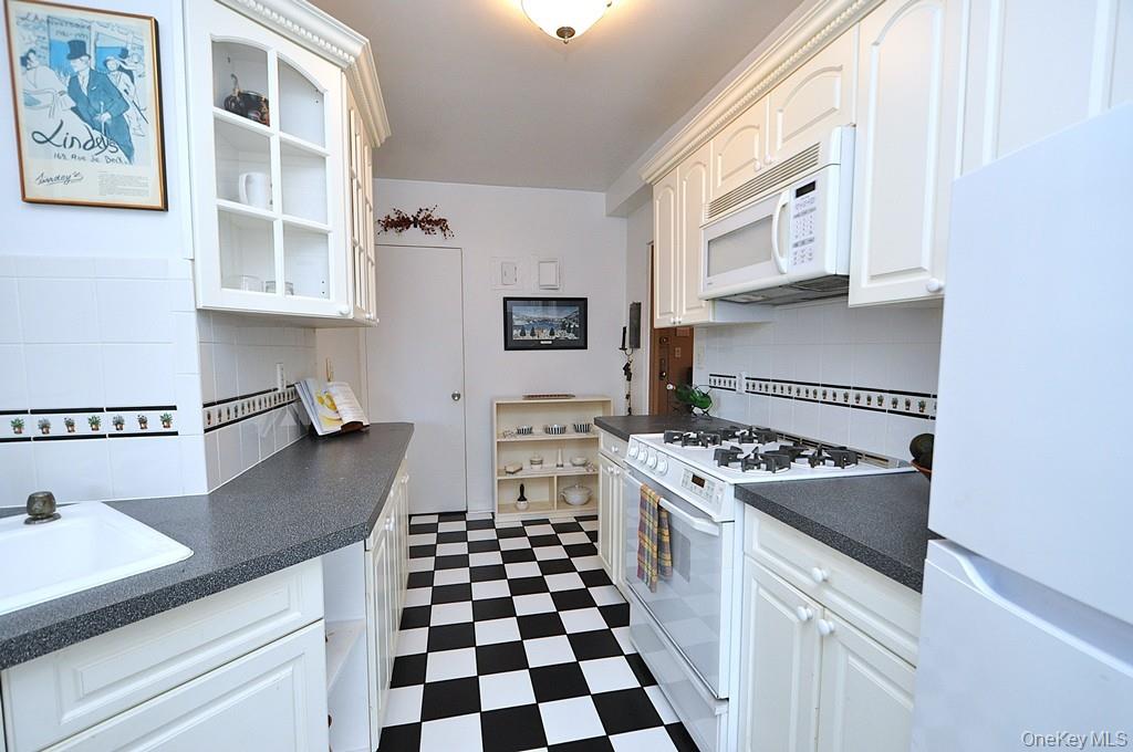 Scarsdale, New York 10583, United States, 2 Bedrooms Bedrooms, ,2 BathroomsBathrooms,Residential,Active,228089