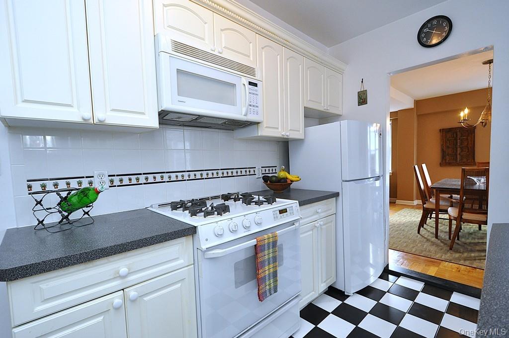 Scarsdale, New York 10583, United States, 2 Bedrooms Bedrooms, ,2 BathroomsBathrooms,Residential,Active,228089