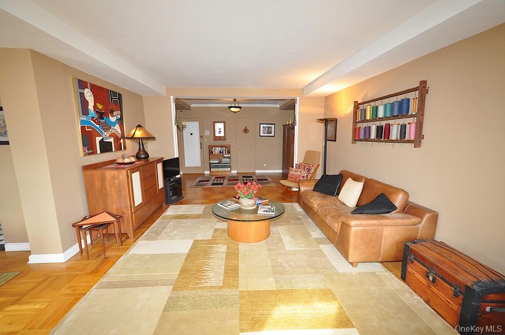 Scarsdale, New York 10583, United States, 2 Bedrooms Bedrooms, ,2 BathroomsBathrooms,Residential,Active,228089