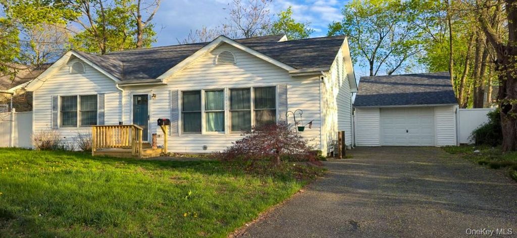 Photo of 46 E Maple Street, Central Islip, NY 11722 (MLS # 988035)