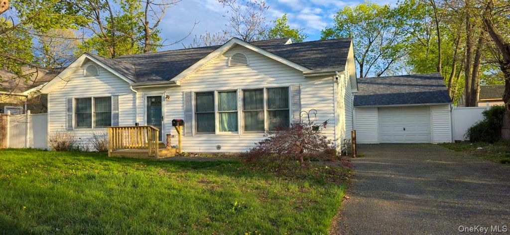 Photo of 46 E Maple Street, Central Islip, NY 11722 (MLS # 988035)