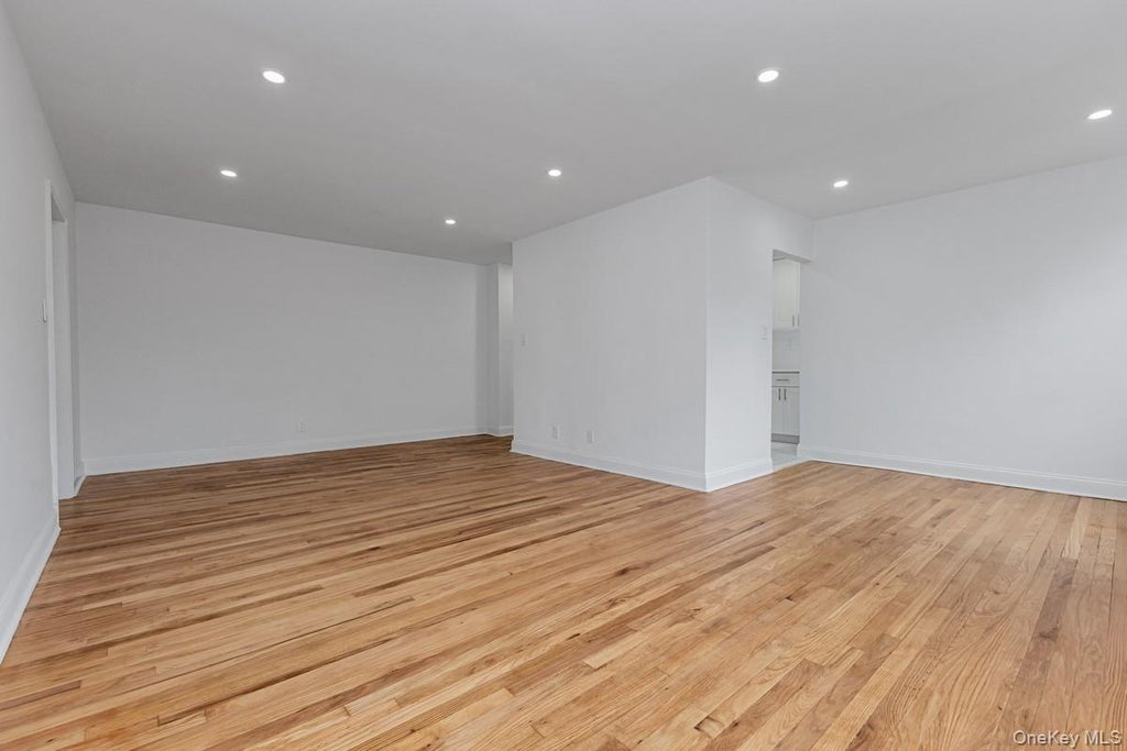 Photo of 65-35 Yellowstone . Boulevard #6F, Forest Hills, NY 11375 (MLS # 1047534)