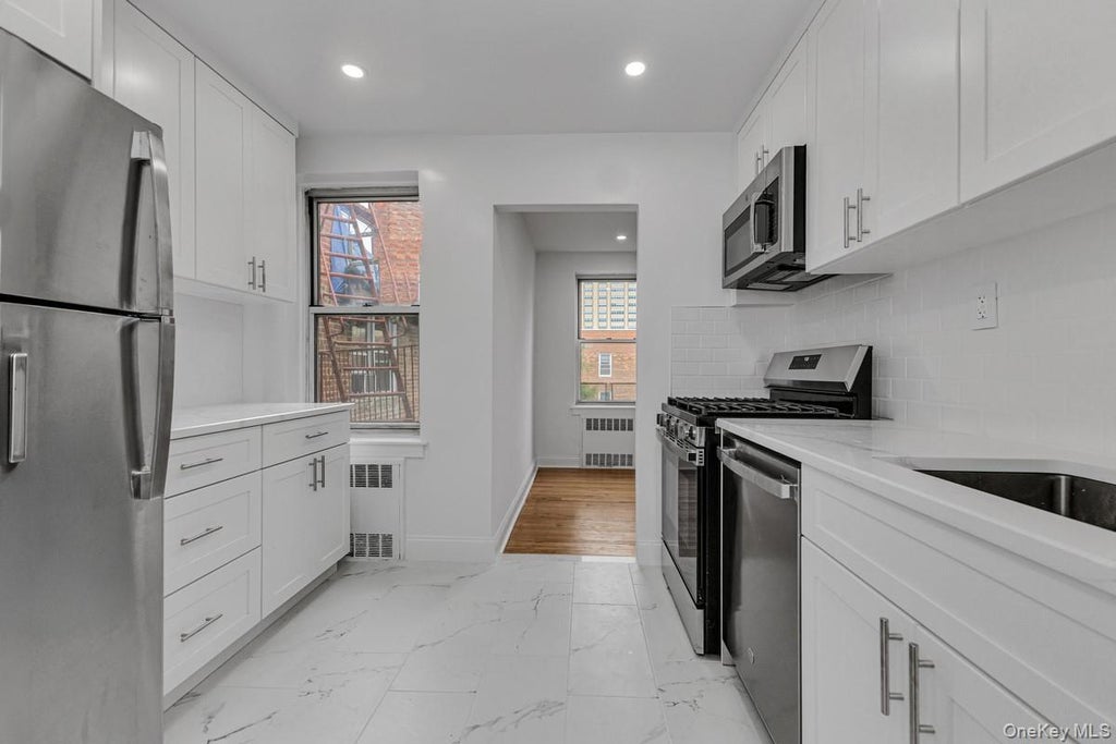 Photo of 65-35 Yellowstone . Boulevard #6F, Forest Hills, NY 11375 (MLS # 1047534)