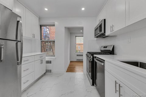Photo of 65-35 Yellowstone . Boulevard #6F, Forest Hills, NY 11375 (MLS # 1047534)