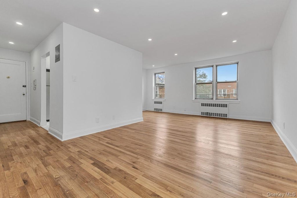 Photo of 65-35 Yellowstone . Boulevard #6F, Forest Hills, NY 11375 (MLS # 1047534)