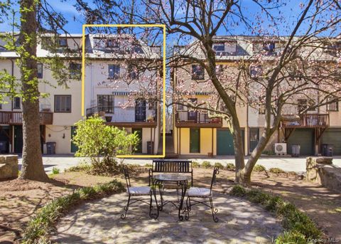 Photo of 8 Parkway Drive, Pelham, NY 10803 (MLS # 955537)