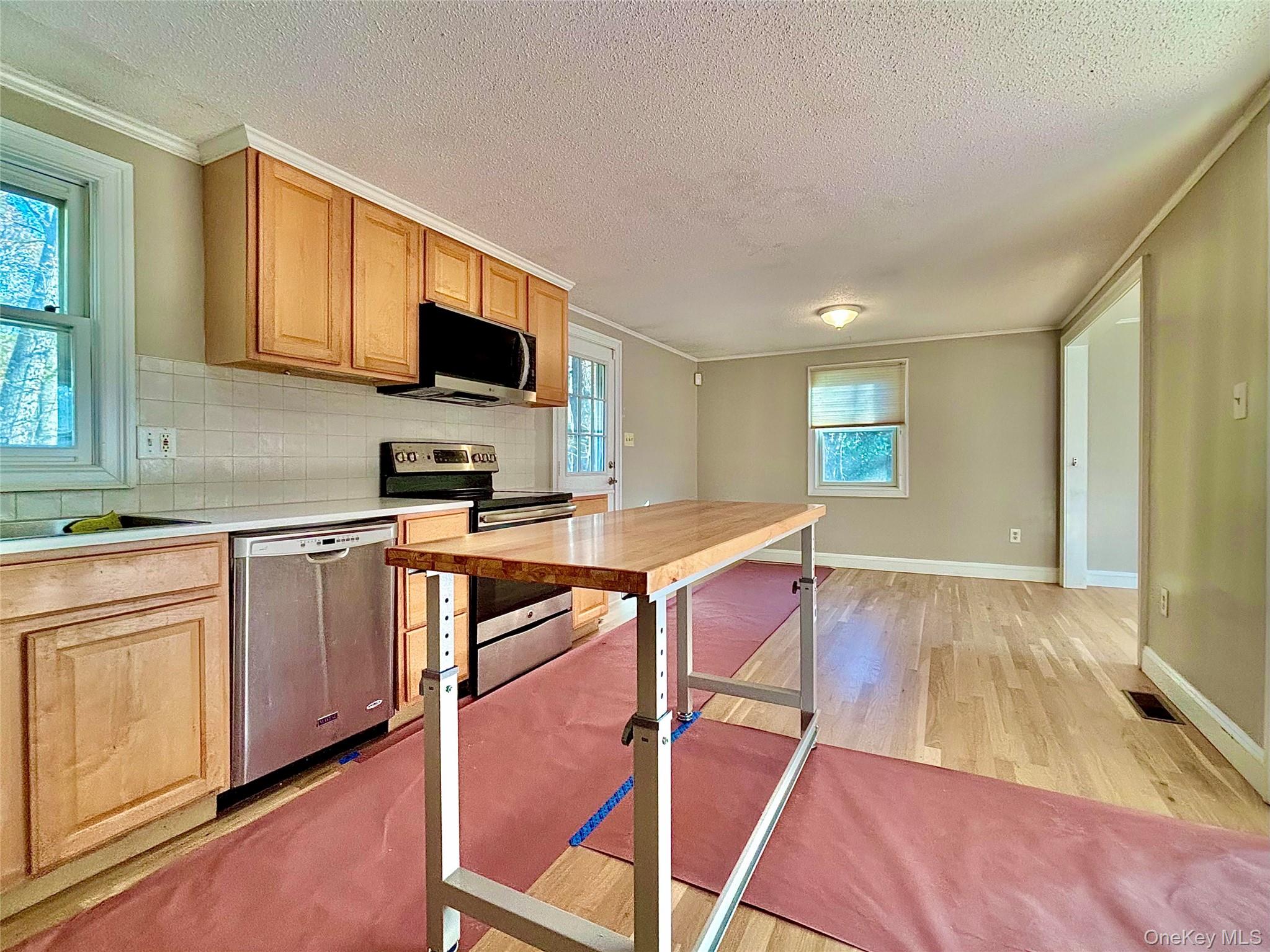 Rhinebeck, New York 12572, United States, 3 Bedrooms Bedrooms, ,2 BathroomsBathrooms,Residential,Active,242982