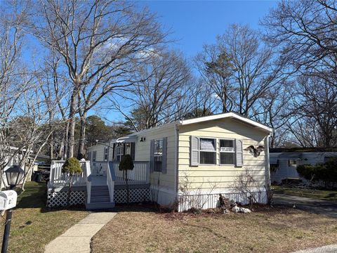 525/82 Riverleigh Riverhead NY 11901